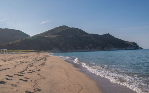 Doxina: Blauw, Water, Zwemwater, Strand, Kust, Kust En Oceanic Landvormen, Zee, Horizon, Berg, Headland