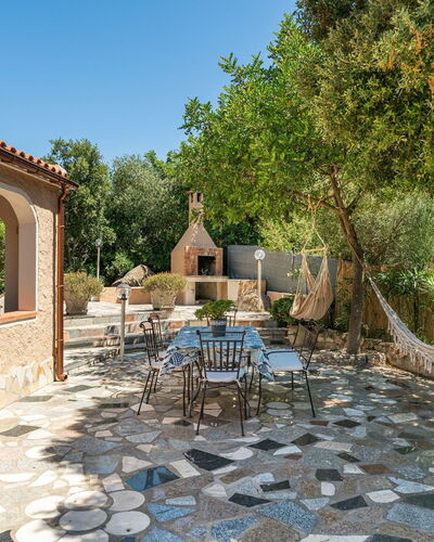 Doxina: Meubilair, Flagstone, Buitenmeubels, Stoel, Tuin, Patio, Backyard, Tegel, Landscaping, Bloempot