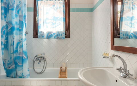Apartments With Pool Country Village, Stintino: Blauw, Badkamer, Loodgieterswerkinrichting, Interieur Ontwerp, Bad, Flooring, Spiegel, Kraan, Verdieping, Loodgieter