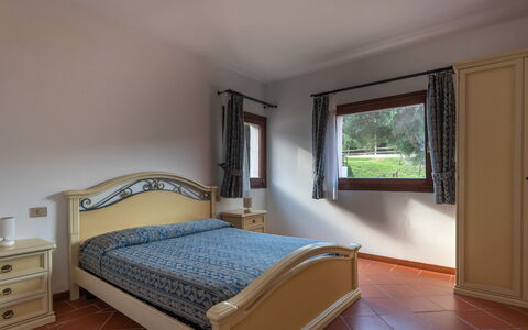 Apartments With Pool Country Village, Stintino: Bed, Slaapkamer, Meubilair, Interieur Ontwerp, Laken, Hout, Flooring, Bedding, Kamer, Verdieping