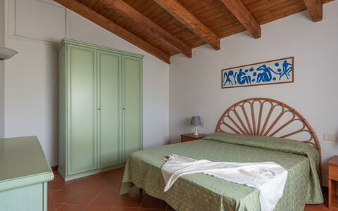 Villetta Mare Blu With Pool, Country Village, Stin: Slaapkamer, Interieur Ontwerp, Flooring, Bed, Verdieping, Meubilair, Laken, Bedding, Bed Frame, Kamer