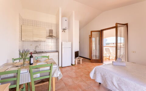 Casa Pavoncelle Apartments In Gallura: Appartement, Meubilair, Verdieping, Stoel, Plafond, Keuken En Eettafel, Balkon, Beits, Veranda, Villa