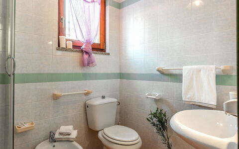 Casa Pavoncelle Apartments In Gallura: Wc Bril, Loodgieterswerkinrichting, Toilet, Badkamer, Interieur Ontwerp, Flooring, Wastafel, Verdieping, Wastafel In De Badkamer, Loodgieter