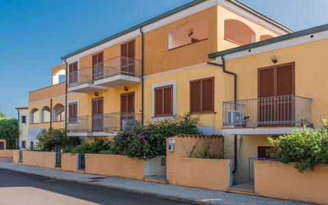 Casa Pavoncelle Apartments In Gallura: Woongebied, Menselijke Nederzetting, Balkon, Appartement, Hek