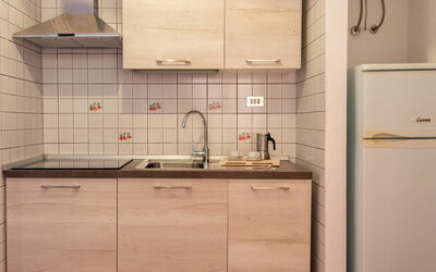 Casa Pavoncelle Apartments in Gallura - Casa Porto: Keuken, Countertop, Gootsteen, Toestel Van De Keuken, Cabinetry, Wastafel, Major Appliance, Loodgieterswerkinrichting, Hout, Flooring