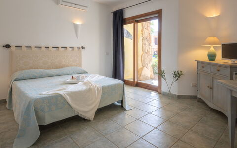 Casa D'orso Green Village Sardegna: Meubilair, Eigendom, Cabinetry, Comfort, Tafel, Hout, Interieur Ontwerp, Verlichting, Flooring, Gebouw