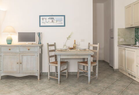 Casa D'orso Green Village Sardegna: Tafel, Cabinetry, Meubilair, Eigendom, Gebouw, Bureau, Lade, Stoel, Verlichting, Computer Tafel