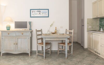 Casa D'orso Green Village Sardegna: Tafel, Cabinetry, Meubilair, Eigendom, Gebouw, Bureau, Lade, Stoel, Verlichting, Computer Tafel