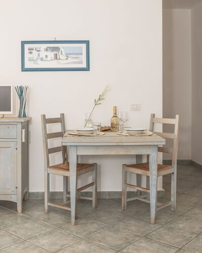 Casa D'orso Green Village Sardegna: Tafel, Cabinetry, Meubilair, Eigendom, Gebouw, Bureau, Lade, Stoel, Verlichting, Computer Tafel