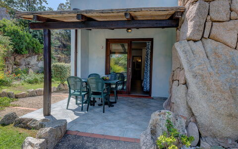 Casa Faro Green Village Sardegna: Fabriek, Eigendom, Gebouw, Deur, Venster, Stoel, Schaduw, Huis, Boom, Veranda