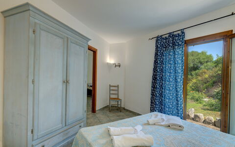 Casa Faro Green Village Sardegna: Eigendom, Azure, Hout, Verlichting, Interieur Ontwerp, Verdieping, Deur, Flooring, Schaduw