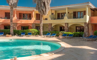 Casa Faro Green Village Sardegna: Water, Fabriek, Gebouw, Eigendom, Venster, Azure, Architectuur, Boom, Lucht, Vrije Tijd