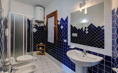 Casa Faro 2 Green Village Sardegna: Kraan, Spiegel, Loodgieterswerkinrichting, Wastafel, Eigendom, Wastafel In De Badkamer, Badkamer, Purper, Verlichting, Interieur Ontwerp