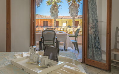 Flats Green Village Sardegna: Eigendom, Tafel, Meubilair, Tableware, Gebouw, Textiel, Hout, Schaduw, Venster