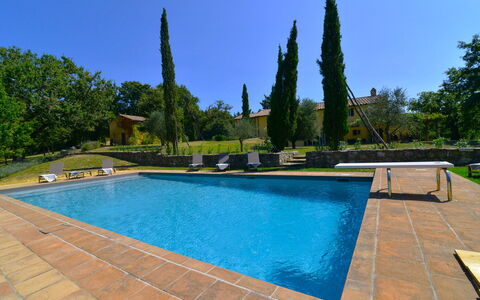 Villa Il Troscione: Blauw, Zwembad, Schaduw, Tuin, Landscaping, Toevlucht, Buitenmeubels, Waterpartij, Hacienda, Backyard