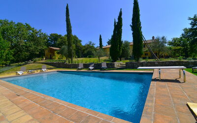 Villa Il Troscione: Blauw, Zwembad, Schaduw, Tuin, Landscaping, Toevlucht, Buitenmeubels, Waterpartij, Hacienda, Backyard