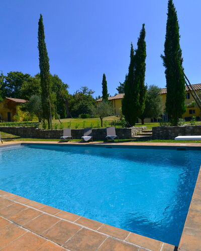 Villa Il Troscione: Blauw, Zwembad, Schaduw, Tuin, Landscaping, Toevlucht, Buitenmeubels, Waterpartij, Hacienda, Backyard