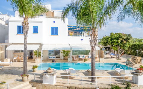 Villa Solemare: Blauw, Zwembad, Buitenmeubels, Paraplu, Toevlucht, Stoel, Schaduw, Ligstoel, Landgoed, Hotel