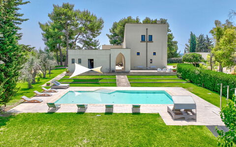 Masseria Ceratonia: Blauw, Landgoed, Gazon, Tuin, Zwembad, Landscaping, Herenhuis, Werf, Schaduw, Villa
