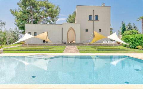 Masseria Ceratonia: Zwembad, Schaduw, Landgoed, Landscaping, Gazon, Hacienda, Villa, Kunstgras, Binnenplaats, Eco Hotel