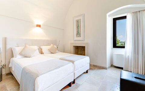 Masseria Ceratonia: Flooring, Slaapkamer, Verdieping, Interieur Ontwerp, Plafond, Meubilair, Bed, Bedding, Laken, Bed Frame