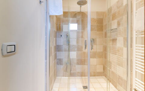 Masseria Ceratonia: Flooring, Verdieping, Interieur Ontwerp, Badkamer, Loodgieterswerkinrichting, Deur Van De Douche, Tegel, Douche, Loodgieter, Kamer
