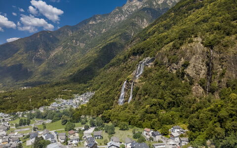 Borgonuovo Waterfall'S House: Berg, Bergachtig Landvormen, Natuur, Vegetation, Heuvel, Natuurlijk Landschap, Hoogland, Landschap, Heuvel Station, Terrein