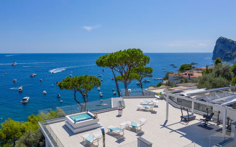 Villa Neranyum: Zee, Kust, Kust En Oceanic Landvormen, Toevlucht, Stedelijk Ontwerp, Oceaan, Balkon, Badplaats, Eco Hotel