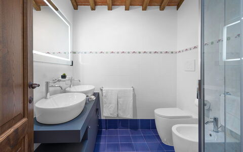 La Capanna, Borgo Campassini, Monteriggioni: Badkamer, Flooring, Loodgieterswerkinrichting, Wastafel, Wastafel In De Badkamer, Muur, Verdieping, Interieur Ontwerp, Kraan, Loodgieter
