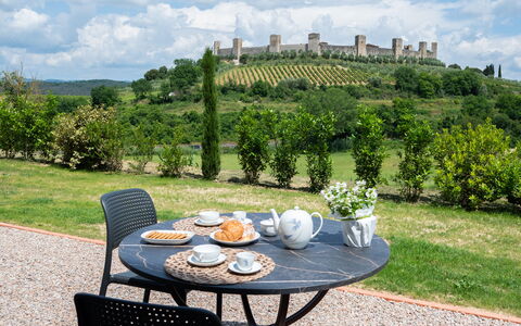 Le Volte, Borgo Campassini, Monteriggioni: Struik, Land Lot, Groundcover, Buitenmeubels, Tuin, Plantage, Buitentafel, Haag, Gazon, Landscaping