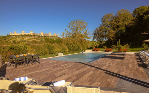 Le Torri, Borgo Campassini, Monteriggioni: Meubilair, Buitenmeubels, Tuin, Stoel, Buitentafel, Eco Hotel, Schaduw, Zwembad, Ligstoel, Landscaping