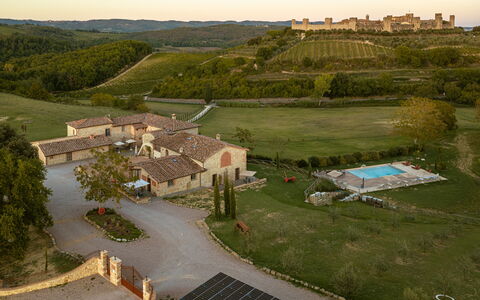 Il Borgo, Borgo Campassini, Monteriggioni: Landschap, Woongebied, Huis, Plain, Landgoed, Land Lot, Landelijk Gebied, Huis, Vogelperspectief, Menselijke Nederzetting