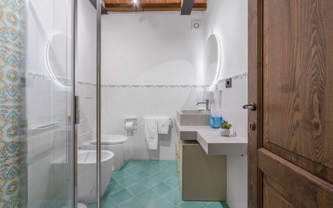 Il Borgo, Borgo Campassini, Monteriggioni: Flooring, Muur, Verdieping, Interieur Ontwerp, Loodgieterswerkinrichting, Badkamer, Kraan, Plafond, Wastafel, Verlichting