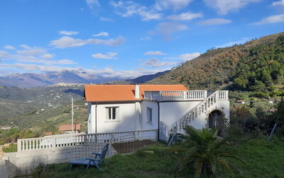Villa dei Sogni: Bergachtig Landvormen, Huis, Heuvel, Woongebied, Berg, Architectuur, Huis, Hoogland, Dak, Landschap