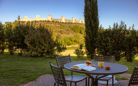 La Piazzetta, Borgo Campassini, Monteriggioni: Gras, Struik, Landschap, Land Lot, Groundcover, Tuin, Buitenmeubels, Landscaping, Gazon, Werf