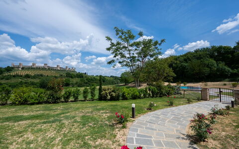 La Piazzetta, Borgo Campassini, Monteriggioni: Gras, Natuur, Landschap, Grasland, Struik, Land Lot, Plain, Tuin, De Lente, Plantage