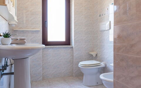 Remo: Flooring, Loodgieterswerkinrichting, Verdieping, Badkamer, Wc Bril, Toilet, Interieur Ontwerp, Wastafel, Kraan, Loodgieter