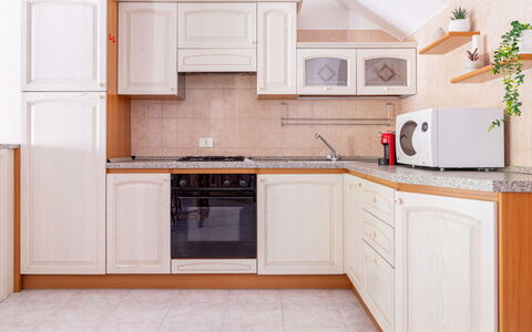 Remo: Keuken, Cabinetry, Major Appliance, Hout, Toestel Van De Keuken, Interieur Ontwerp, Countertop, Meubilair, Flooring, Kast