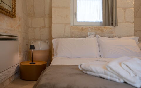 Trullo Brenda: Interieur Ontwerp, Slaapkamer, Laken, Bedding, Bed, Plafond, Bed Frame, Linens, Hoofdkussen, Kussen Gooien