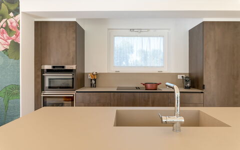Trullo Brenda: Flooring, Countertop, Interieur Ontwerp, Hout, Keuken, Meubilair, Verdieping, Bruin, Cabinetry, Wastafel
