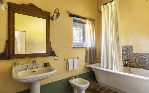 Podere Monti: Badkamer, Loodgieterswerkinrichting, Muur, Interieur Ontwerp, Wastafel In De Badkamer, Bad, Flooring, Kraan, Wastafel, Verdieping