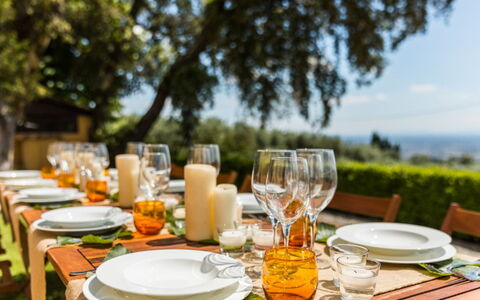 Villa Cerreta: Tableware, Tafel, Meubilair, Drinkware, Voedsel, Tafelkleed, Serveware, Barware, Glaswerk, Bord