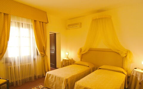 Villa del Lago: Interieur Ontwerp, Meubilair, Verdieping, Flooring, Verlichting, Slaapkamer, Bed, Kamer, Laken, Plafond