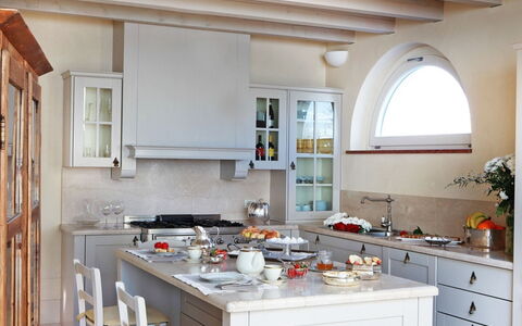 Villa le Selve: Meubilair, Keuken, Interieur Ontwerp, Countertop, Flooring, Toestel Van De Keuken, Cabinetry, Huis, Verlichting, Plafond