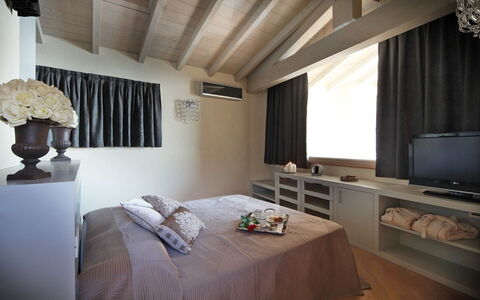 Villa le Selve: Meubilair, Interieur Ontwerp, Bed, Slaapkamer, Plafond, Hout, Flooring, Laken, Kamer, Bedding