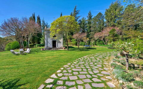 Villa Aiola: Boom, Gras, Groen, Natuur, Struik, Tuin, Landschap, Groundcover, De Lente, Gazon