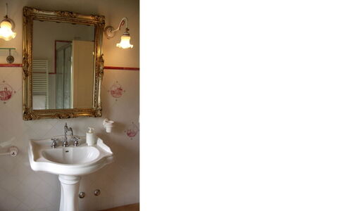 Borgo di Fighine: Muur, Loodgieterswerkinrichting, Wastafel In De Badkamer, Kraan, Interieur Ontwerp, Badkamer, Loodgieter, Wastafel, Verlichting, Spiegel