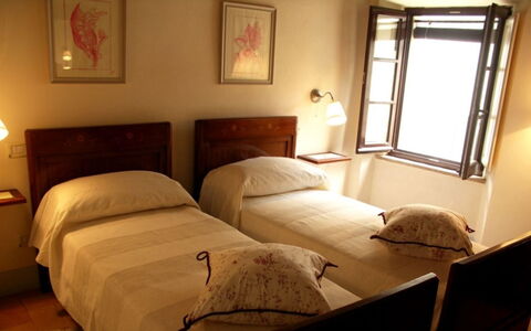 Borgo di Fighine: Bed, Slaapkamer, Bedding, Meubilair, Laken, Muur, Interieur Ontwerp, Hout, Verdieping, Flooring