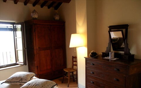 Borgo di Fighine: Meubilair, Bed, Slaapkamer, Interieur Ontwerp, Hout, Flooring, Laken, Bedding, Verdieping, Kamer