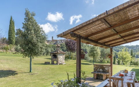Podere Aurora: Tuin, Land Lot, Buitenmeubels, Schaduw, Outdoor Structuur, Landscaping, Prieel, Backyard, Paviljoen, Pergola